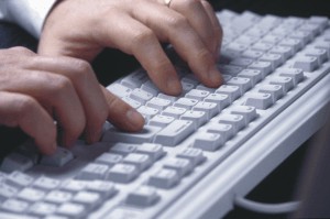 Photo de mains sur un clavier