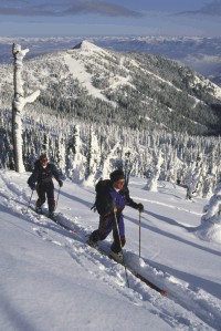 En ski de fond devant un panorama de Red Mountain en Colombie-Britannique.