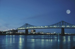 Le pont Jacques-Cartier illuminé, vu au clair de lune à Montréal.
