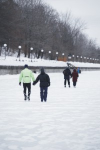 Des patineurs sur le canal Rideau enneigé.